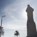 Descubre el turismo en el Monumento a Colón de Huelva: un viaje imperdible